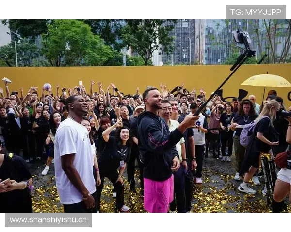 球迷热议：激战之夜里的经典对决表现稳健与激情交融