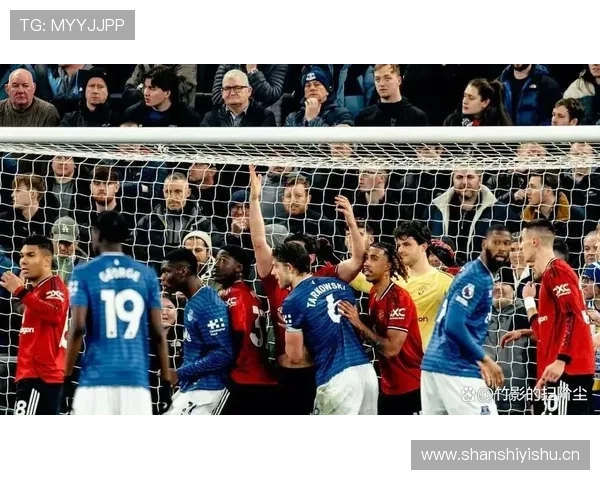 曼联阵容越拼越乱，临时凑战组合难掩体系缺失